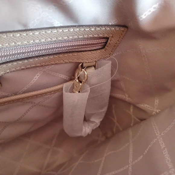 🤩👜Michael Kors EW Voyager Tote👜🤩 - Picture 12 of 16